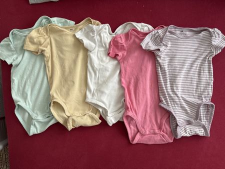 5 H&M bidysuits, Size 80 (9-12 Months)
