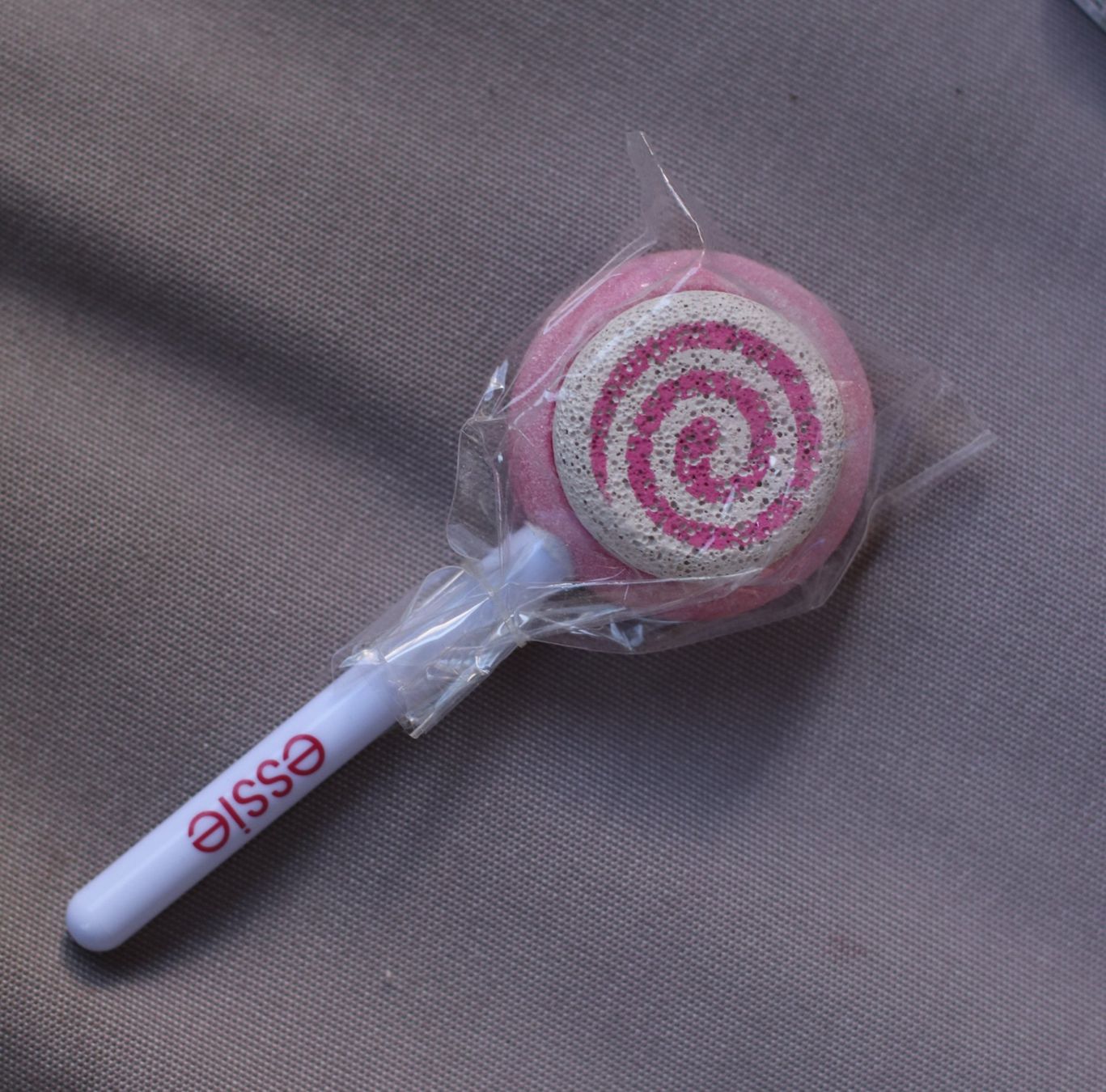 Pediküre: râpe anti-callosité forme bonbon neuf Essie – Neu und originalverpackt aus Genève von Saleena