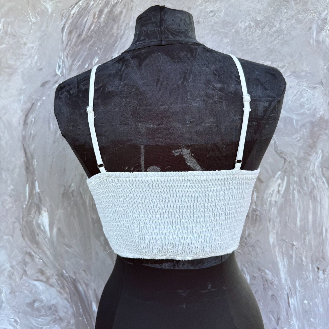 Top: Crop top blanc à bretelles – Usato da Thônex venduto da Suisse.Shopping 2