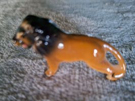Stolzer Löwe aus Porzellan fürs Puppenhaus