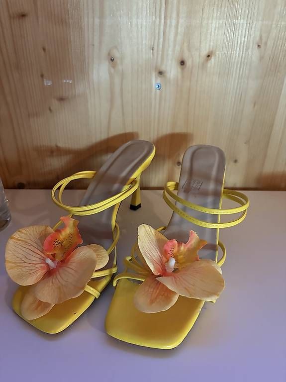 Scarpe da donna: High Heels mit Blume – Usato da Hellikon venduto da ind_m7n8