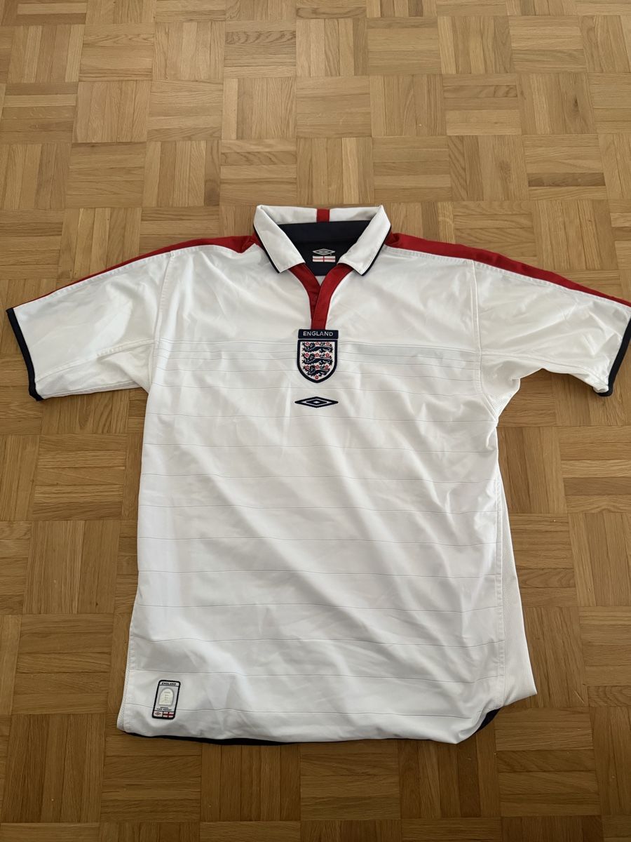 Umbro Canottiere & Pantaloni: Fussballtrikot England Umbro 2003/2005, doppelseitig!!! – Usato da Watt venduto da SwissBlueLine