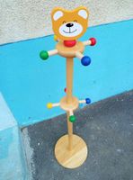 Porte. habits en bois