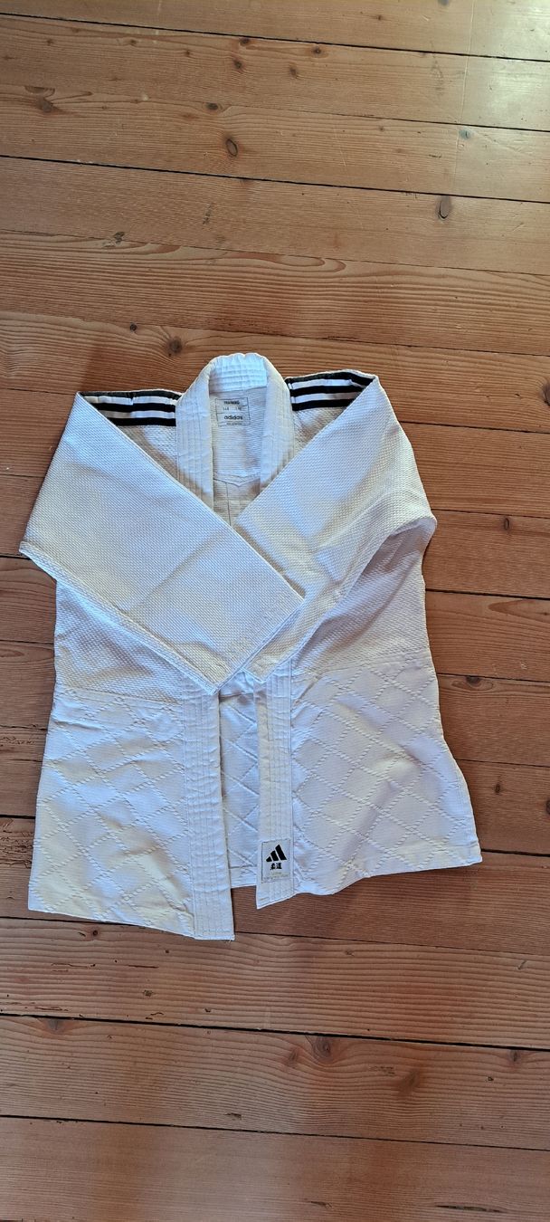 Adidas Completi: Judo Anzug adidas 140 – Usato da Wetzikon ZH venduto da xellent79 1