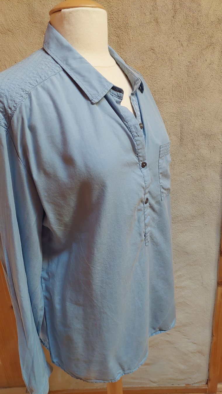 Maddison Chemisiers: Chemisier bleu clair. Taille 44 – D'occasion à Marsens par fripe-milodon 1