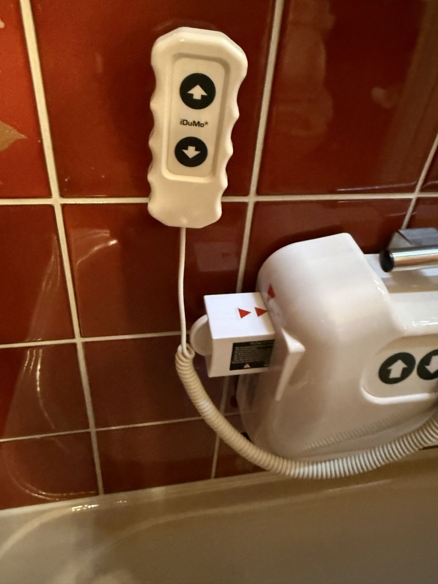 Altro per la cura del corpo: Idumo Badewannenlift premium – Usato da Hofstetten SO venduto da anja4114 2