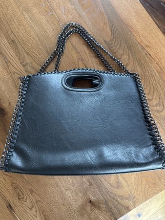 Schwarze Handtasche mit Ketten-Details - Top Zustand!