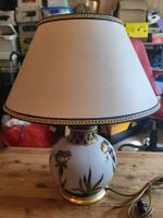 Grosse Tischlampe mit Porzellanfuss