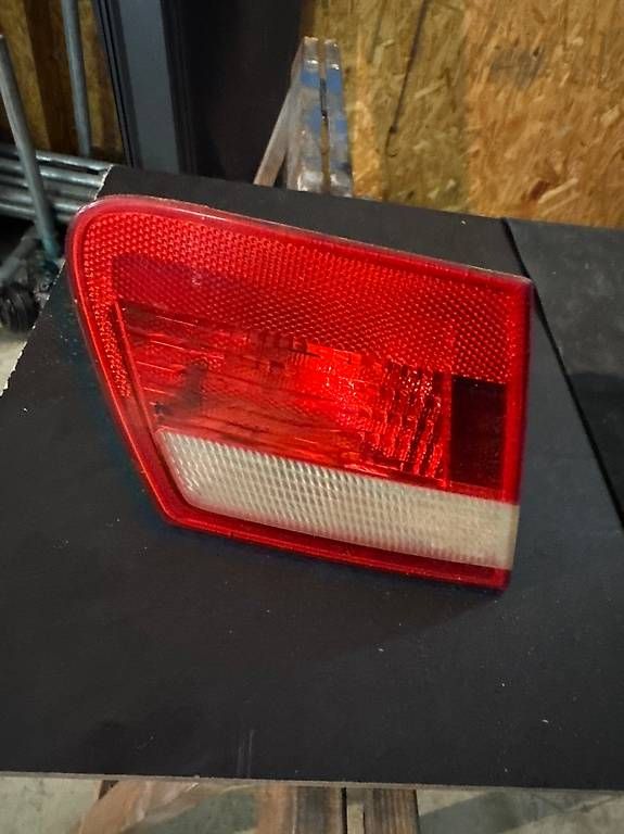 Tutti pezzi di ricambio auto: Bmw E46 Touring Schlusslicht set innen – Usato da Madiswil venduto da Poschung 1