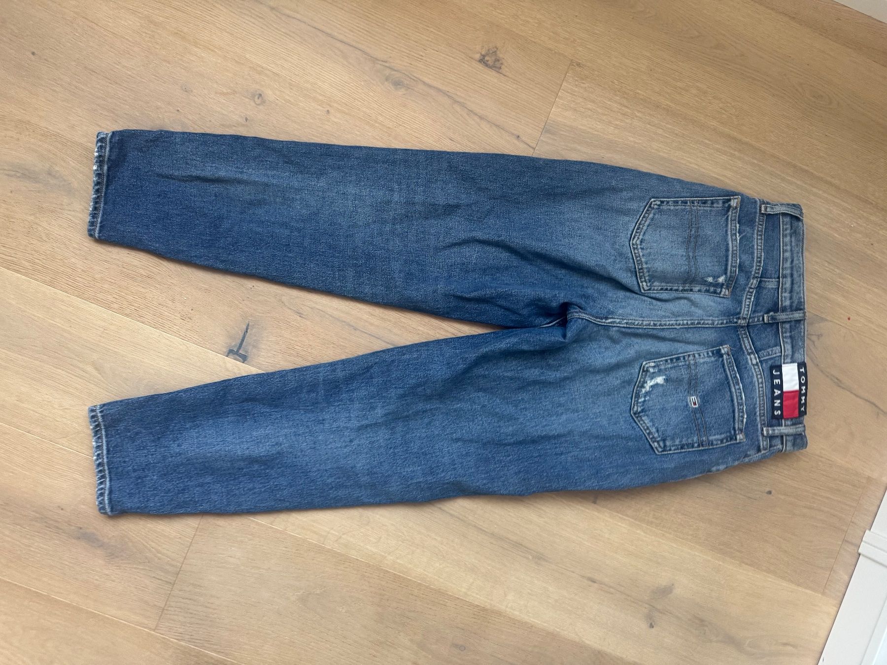 Tommy Hilfiger Jeans: Tommy Hilfiger Jeans Mom 7/8 – Nuovo (secondo la descrizione) da Rothrist venduto da tsu_hq6k