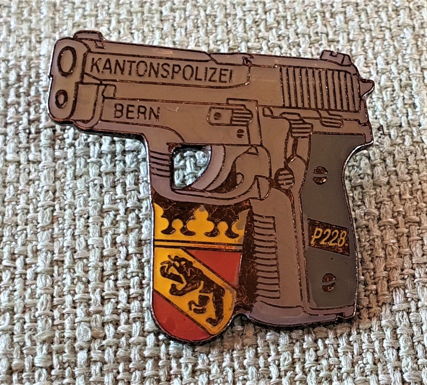 Placchette & Badge: E257F - Pin Kantons Polizei Pistole P228 Bern – Usato da Reinach BL venduto da Boston-Verkauf