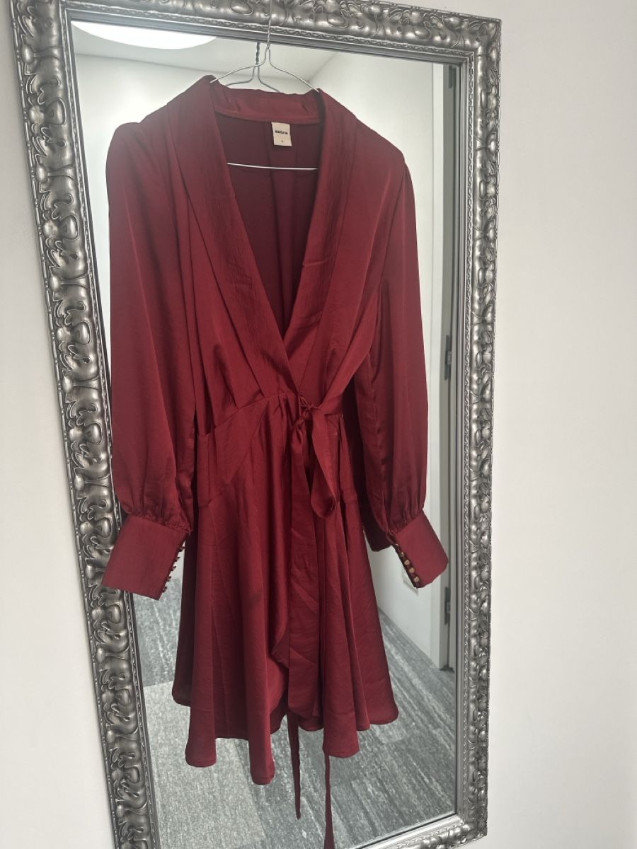 Vestiti: Bordeau short satin wrap dress - S – Usato da Sementina venduto da NinaDel