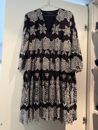 Kleid Hallhuber schwarz mit Stickerei Grösse 36