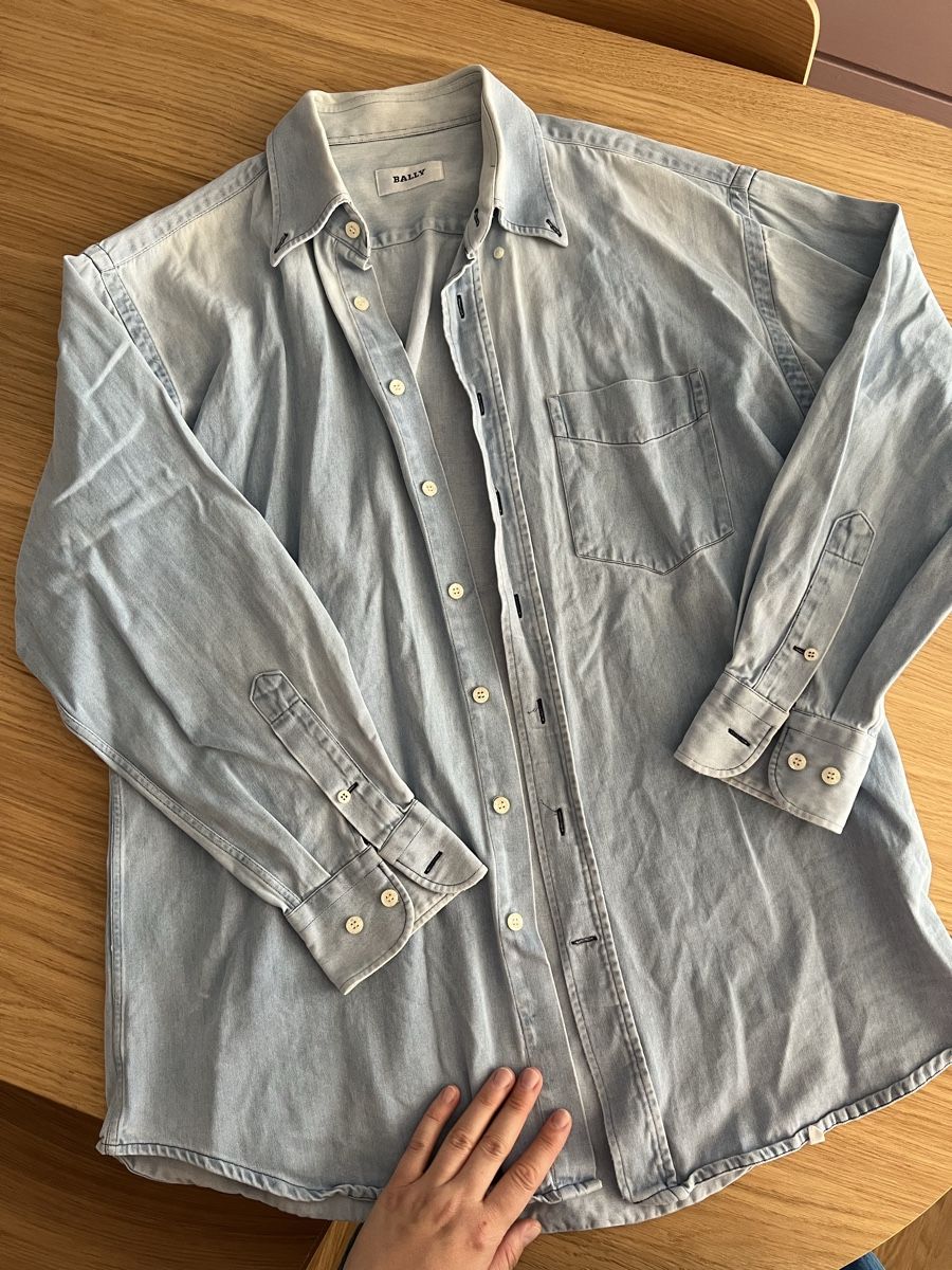Bally Blusen: Hemd Bally hellblau Baumwolle, Grösse 42/L – Gebraucht aus Luzern von maisonnoir
