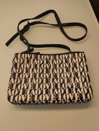 Schicke Calvin Klein Handtasche mit Love-Print, neuwertig
