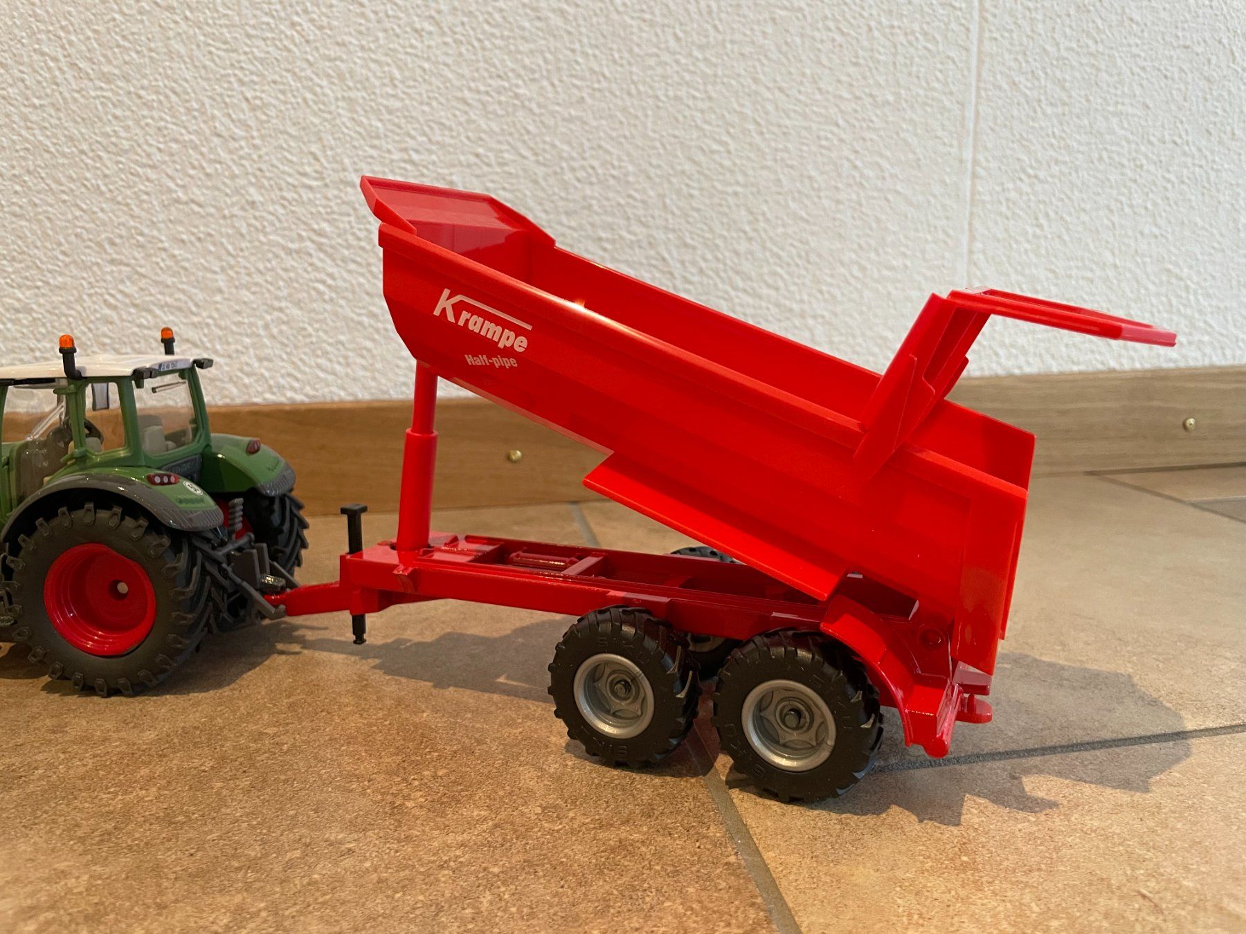 Fendt Trattori: SIKU Fendt 724 mit Krampe – Nuovo e nell'imballaggio originale da Kreuzlingen venduto da Stefan1150 4