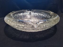 Grand cendrier vintage rond, en verre gauffré transparent.