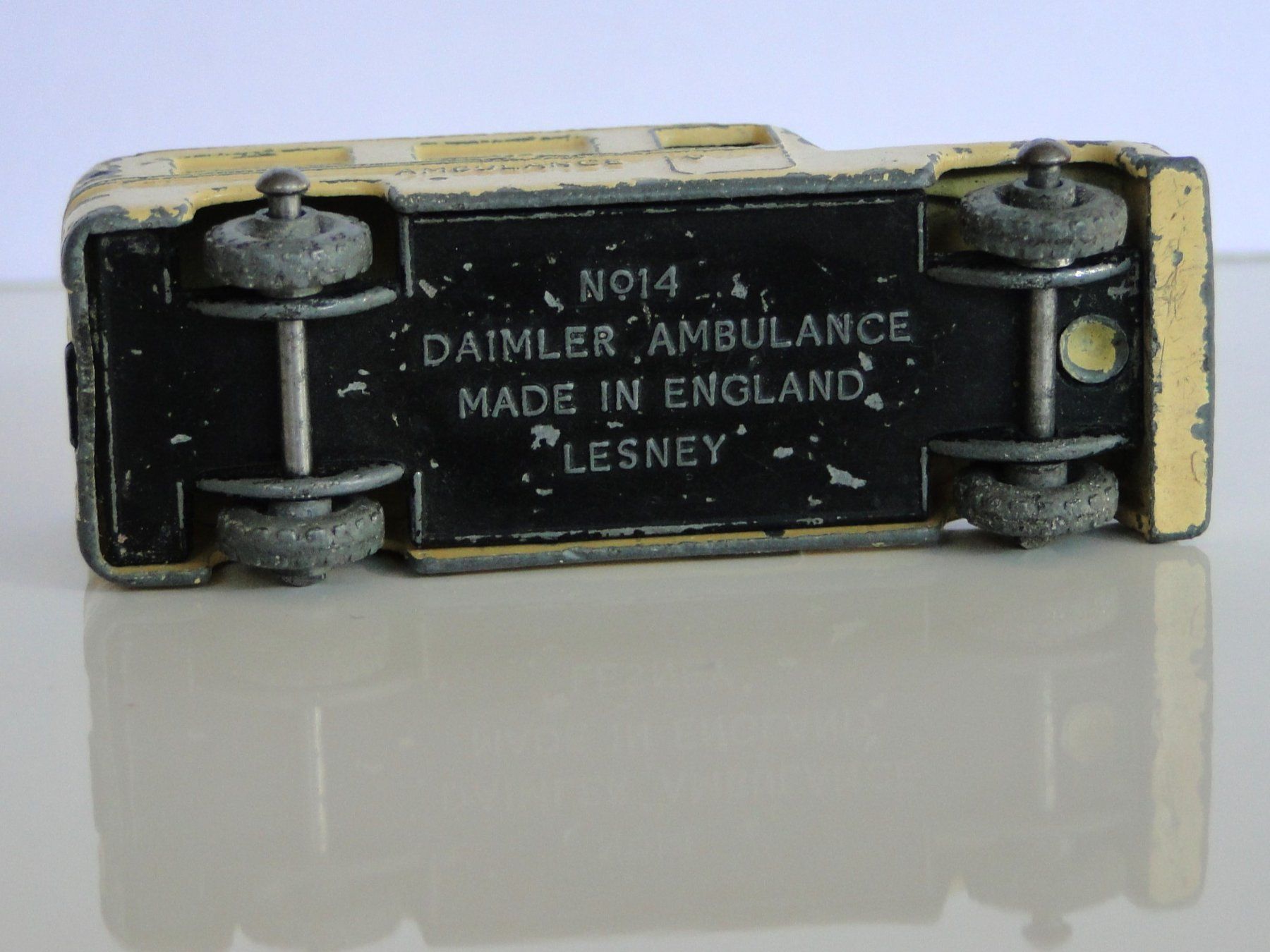 Matchbox Modellini d'auto: MATCHBOX LESNEY - Daimler Ambulance, Nr. 14 – Usato da Killwangen venduto da cyrano56 6