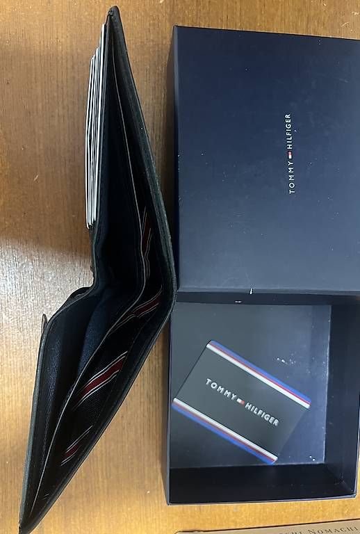 Portafogli: Tommy Hilfiger Geldbörse  – Usato da Chur venduto da PineApplePen 2