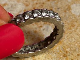 Pompöser Ring mit weissen Steinen! super (60)