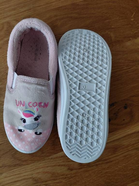 Scarpe per ragazze: Einhorn Hausschuhe Gr 30 – Usato da Willisau venduto da riodeloba 1