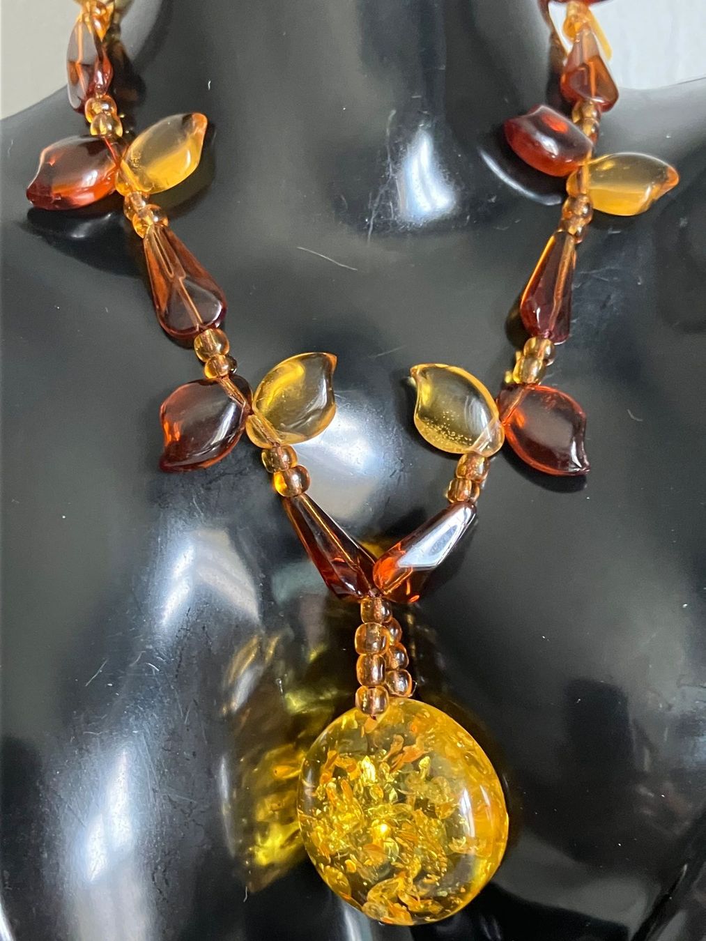 Catenine: Collier vintage en verre  60cm – Usato da Peseux venduto da Cresus27 7