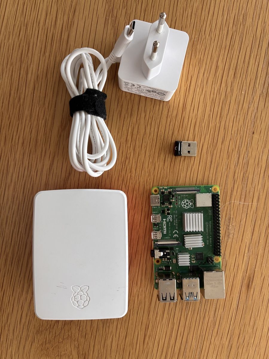 Raspberry Pi PC: Raspberry Pi 4 Model B 2GB - mit Zubehör – Usato da Cham venduto da MaxBraten
