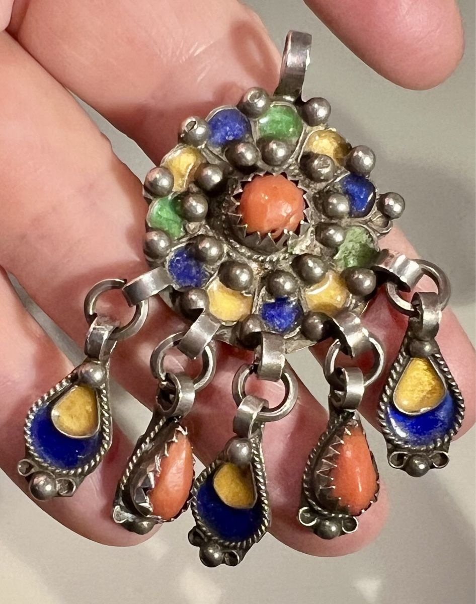 Collier Pendentif Vintage Berbère (Amazigh) En Argent, Corail Et émail - Période 1900-1949