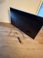 Der Fernseher ist ein Smart-TV mit 55 Zoll Bildschirmdiagona