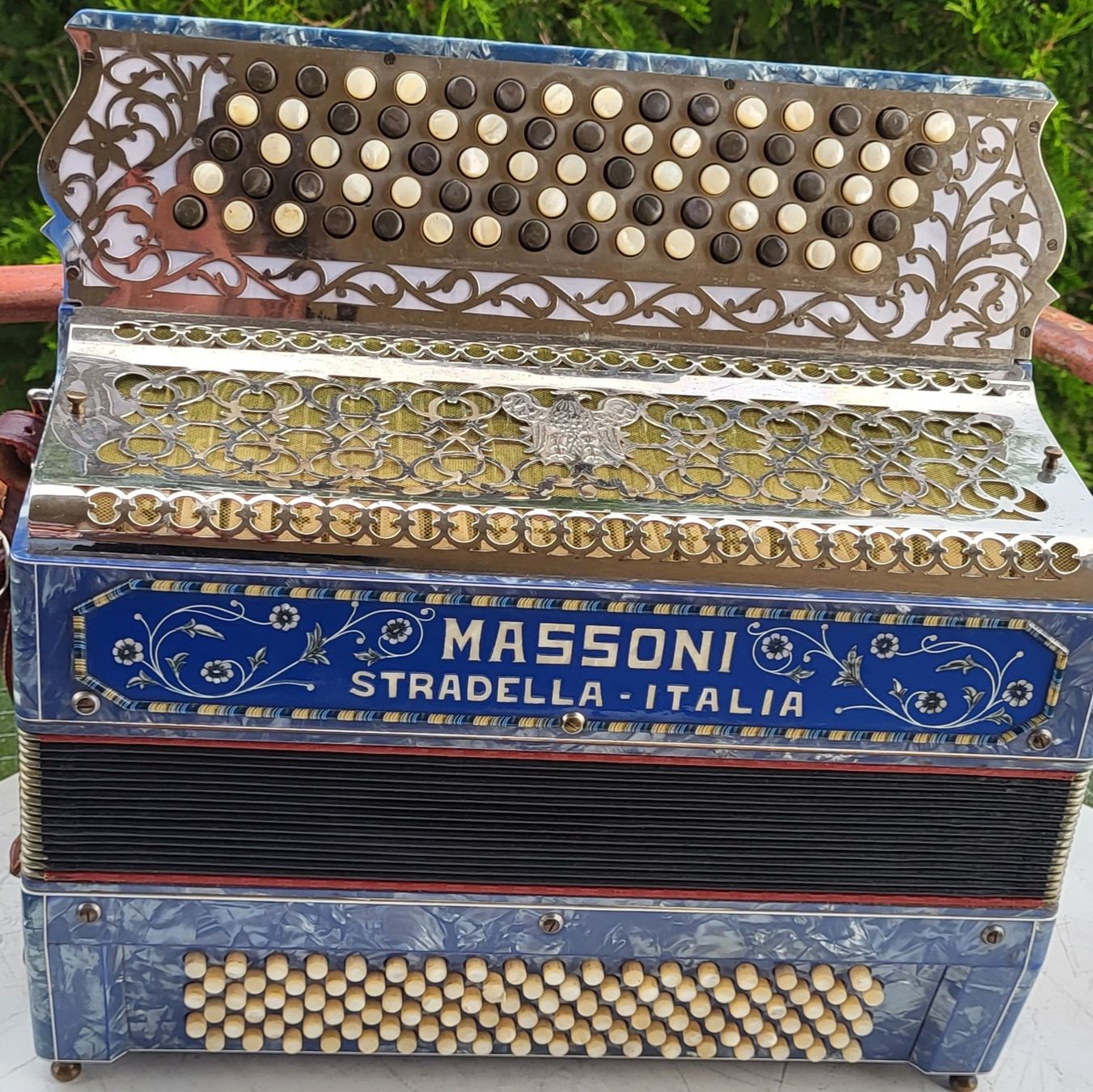 Strumenti musicali: Accordéon Massoni stradella 4 voix – Usato da Penthalaz venduto da EvandroLuz
