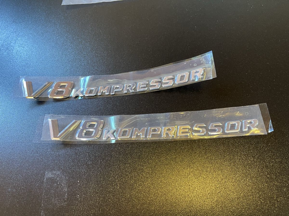 Compressori: V8 Kompressor Embleme, Neu – Nuovo e nell'imballaggio originale da Uetliburg SG venduto da Tiger_777