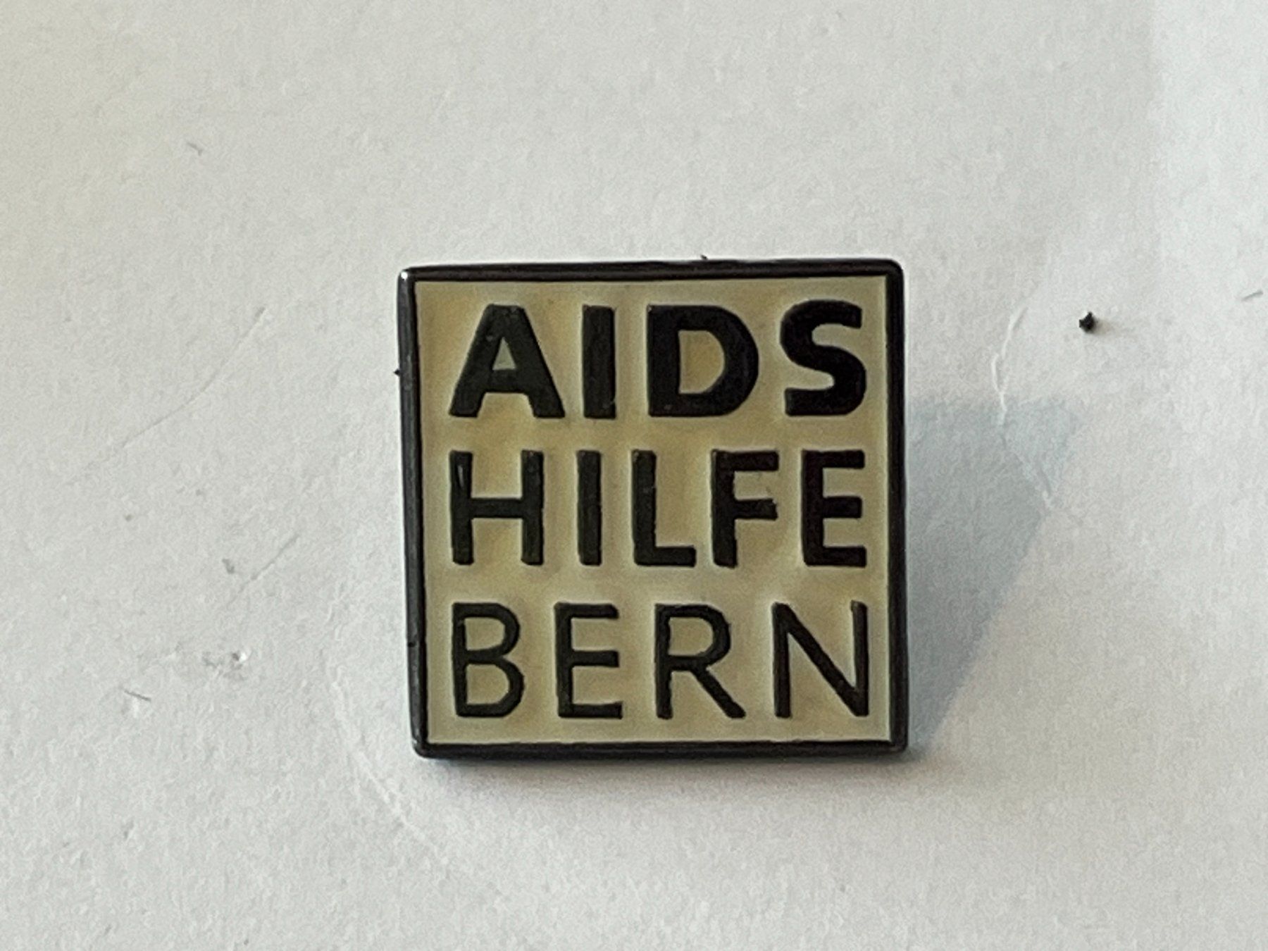 Placchette & Badge: 1 Pin Aids Hilfe Bern – Usato da Basel venduto da djwwpp