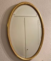Klasssischer ovaler Spiegel mit goldenem Rahmen
