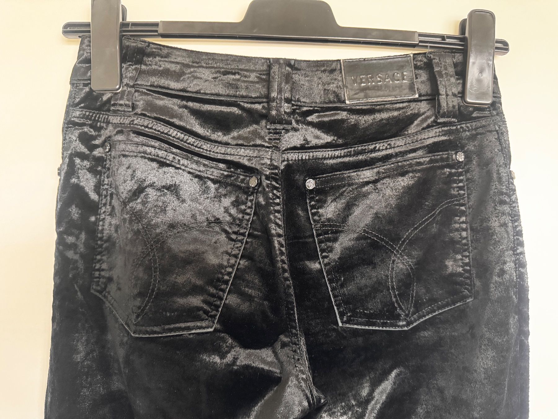 Versace Pantaloni: Versace Samthose, Schwarz, Top Zustand - Grösse 27 – Usato da Eschenbach SG venduto da Kitka01 7