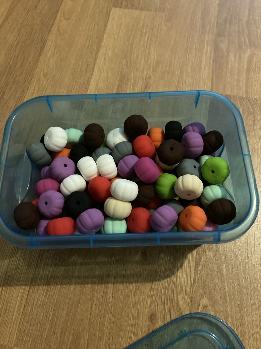 Nuggis & Nuggiketten: Nuggikettenmaterial Kürbis Silikon ca 80 Stk. – Neu (gemäss Beschreibung) aus Emmenbrücke von JJ_89