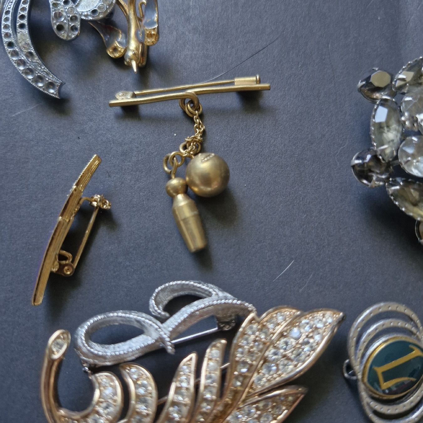 Altri gioielli: lot de broches  – Usato da Neuchâtel venduto da yas_zdb7 1