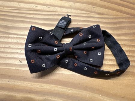 Elegante Fliege / Querbinder – Schwarz mit dezentem Muster –