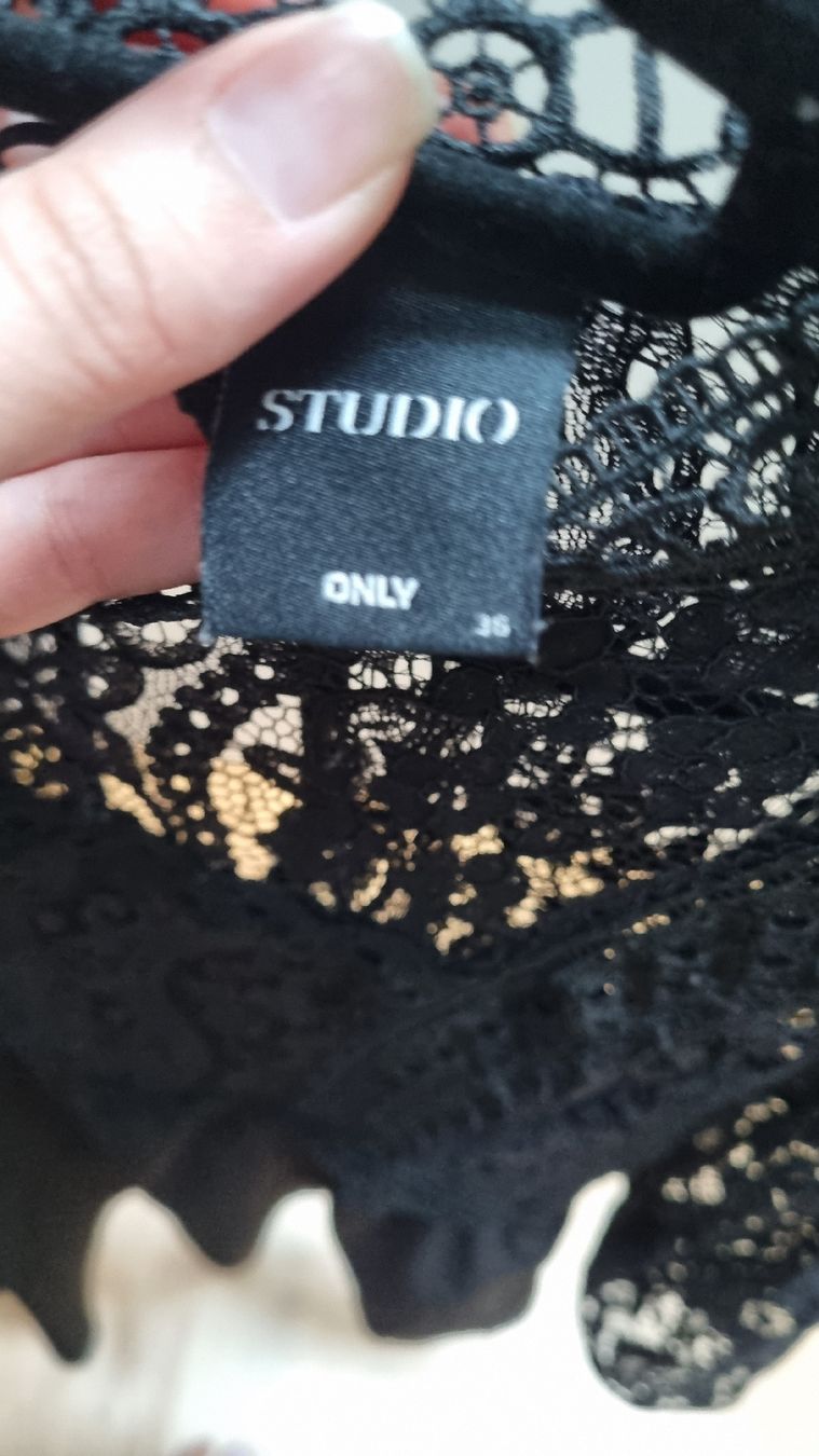 Only Robes: Kleid ONLY Studio Spitze Grösse 36 neuwertig – Neuf (Voir description) à Rorschach par Hati.Og 2