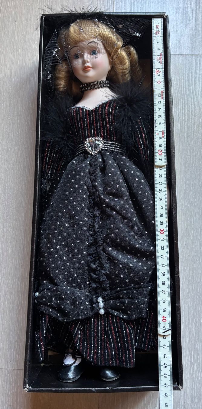 Bambole: Sammlerpuppe im Viktorianischen oder Gothic-Stil mit ovp – Nuovo (secondo la descrizione) da Speicher venduto da CH-Schatzkammer 3