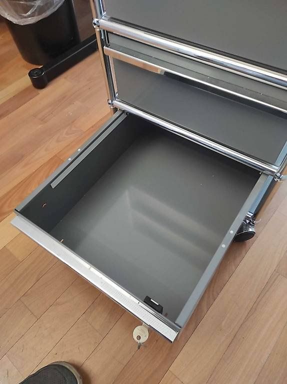 USM Banconi: USM Haller Rollcontainer grau - 3 Schubladen – Usato da Pfungen venduto da JAKN 3