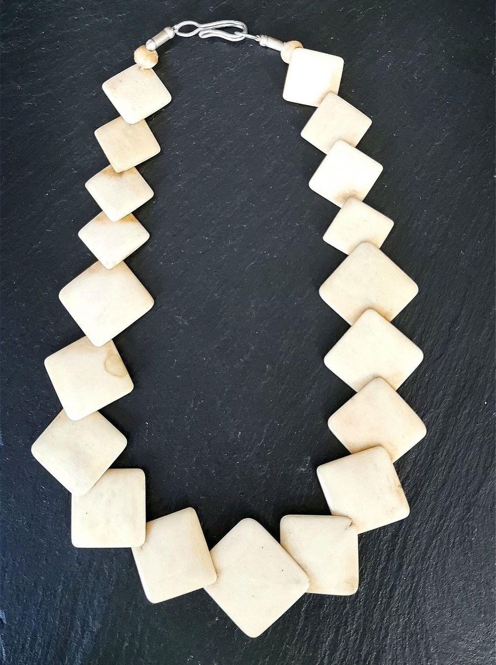 Catenine: Collier géométrique en bois clair – Nuovo (secondo la descrizione) da Veyrier venduto da Leilazizou 1