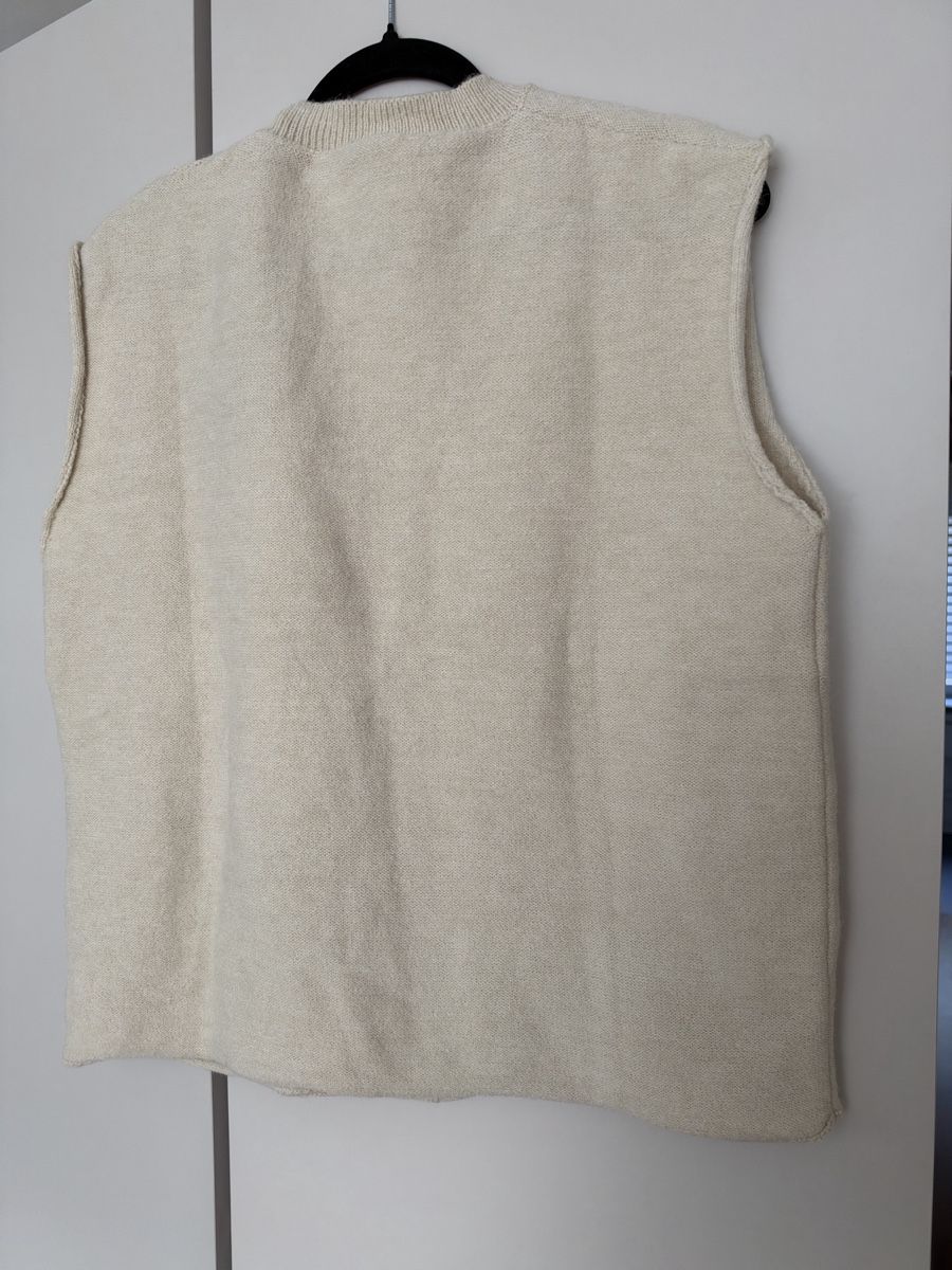 Pullover & Sweatshirts: Strickweste Pulloverbeige mit rotem Herz Applikation Grösse  – Gebraucht aus Zürich von gb23 3