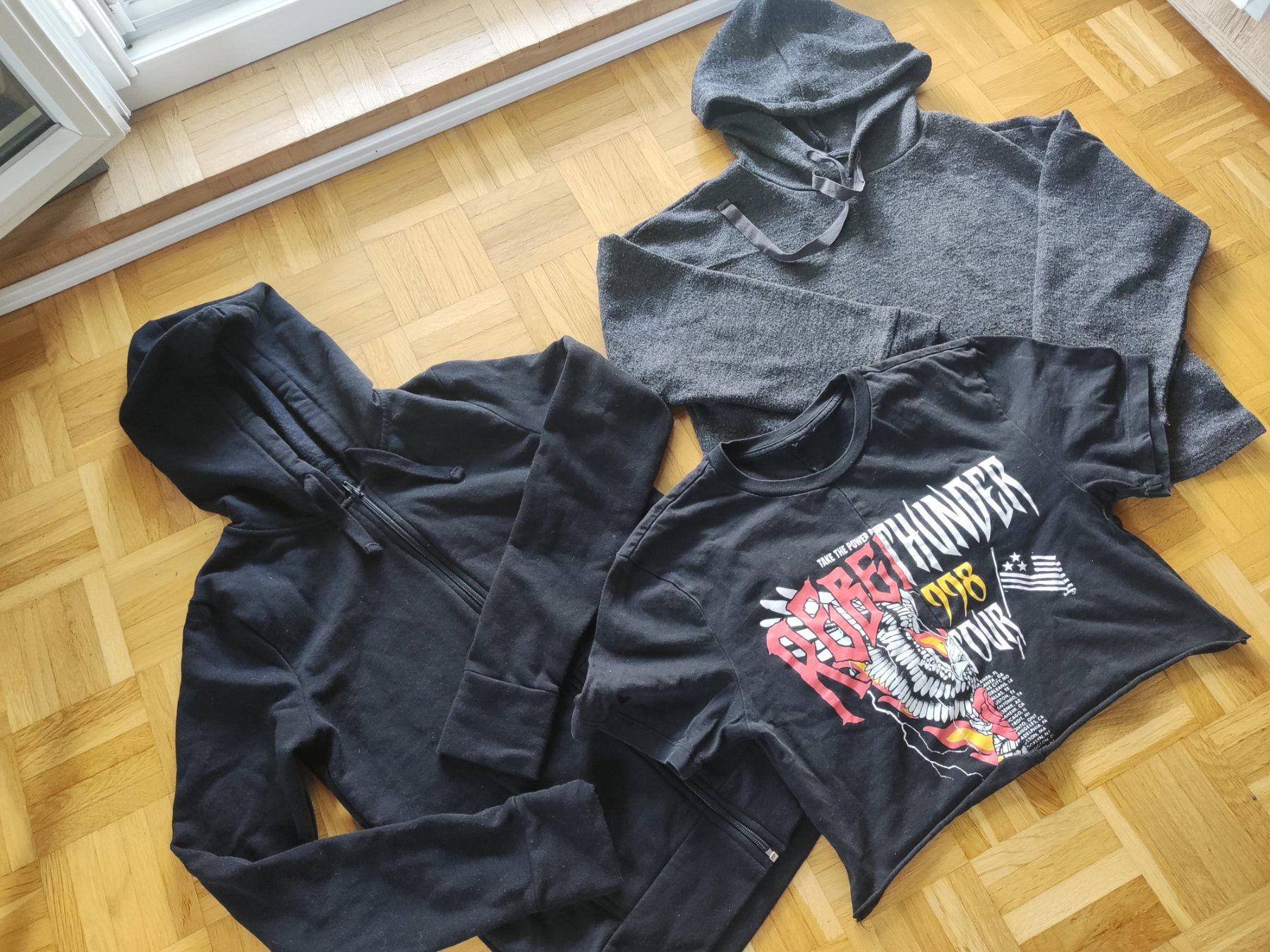 Pullover & Sweatshirts: 2 Mädchen  Pullover XS/S einfarbig schwarz – Gebraucht aus Kriens von rinzmann 2