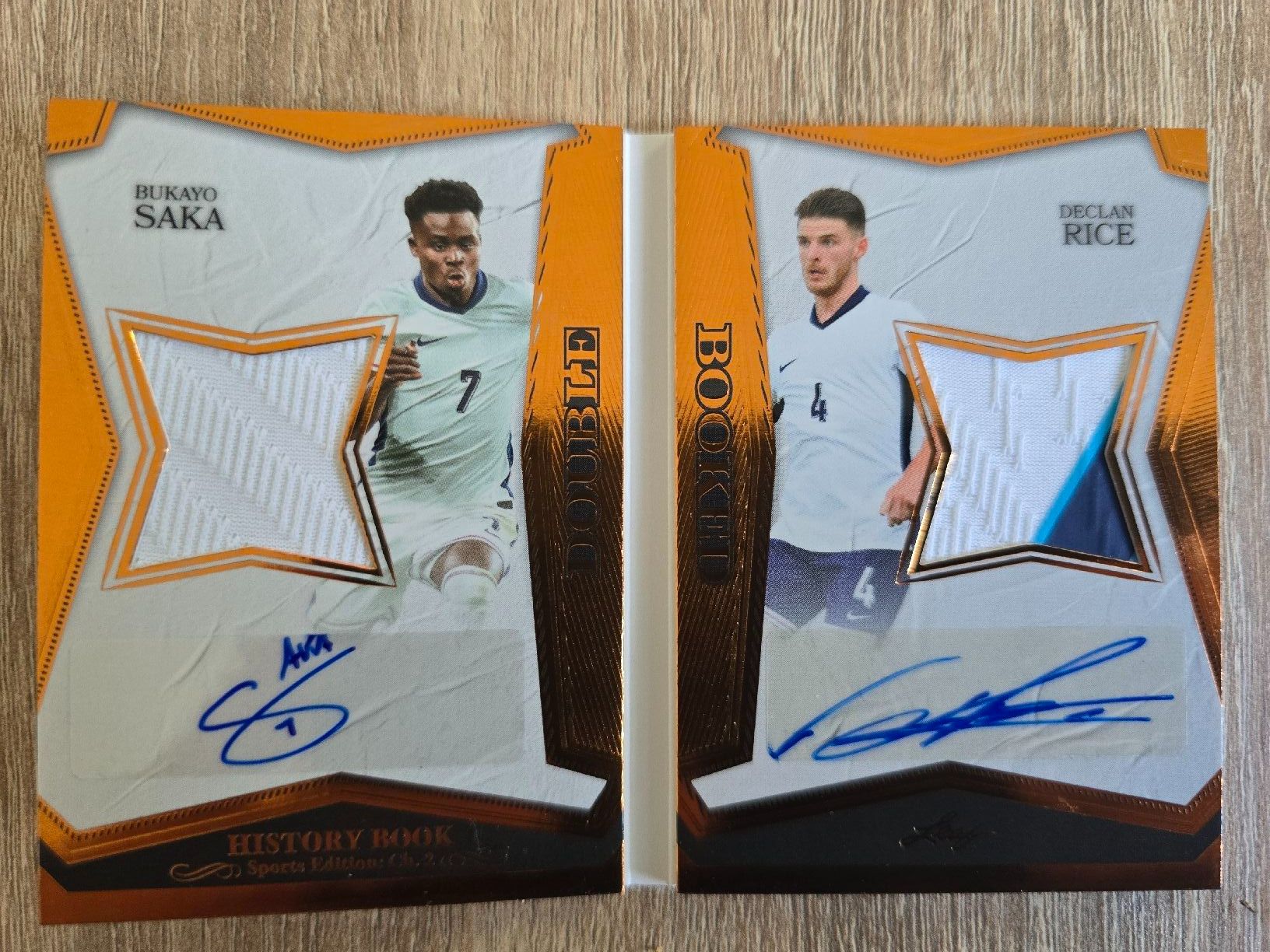 Carte collezionabili: Bukayo Saka&Declan Rice Game Worn Patch Auto /15 – Nuovo (secondo la descrizione) da St. Gallen venduto da SaintCity