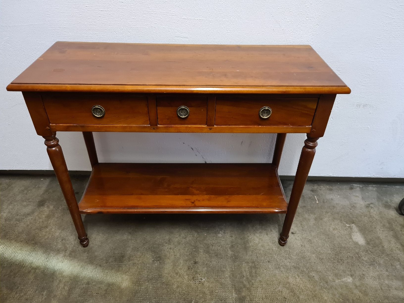 Tische: klein Tisch mit Schublade – Gebraucht aus Riehen von