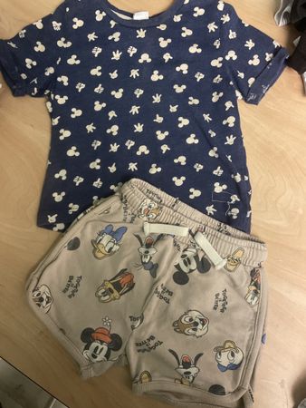 Sommerliches H&M Set: T-Shirt & Shorts mit Disney-Motiven 86