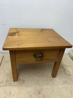 Kleines Nachttischchen, Beistelltisch aus Holz