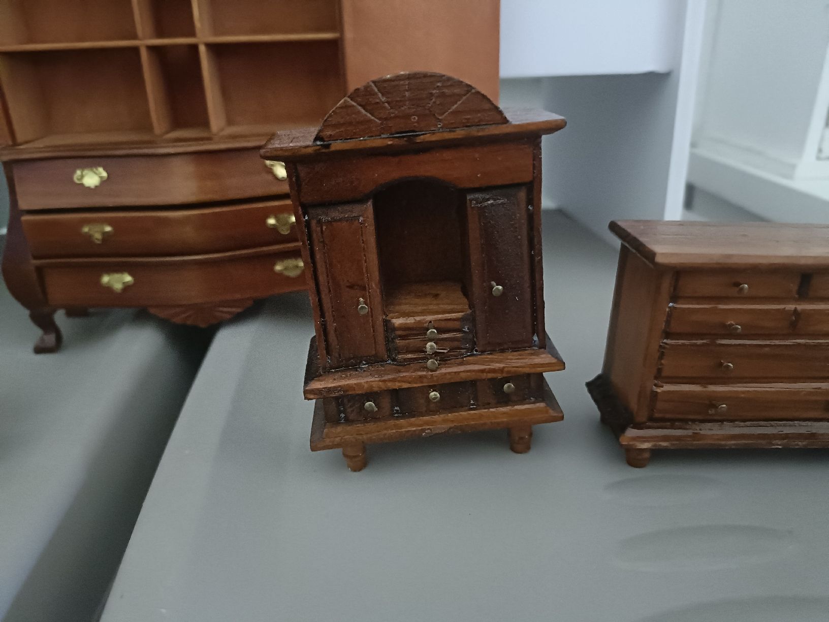Case e mobili per bambole: Puppen Haus Möbel Holz  – Usato da Muri AG venduto da Kanide 2