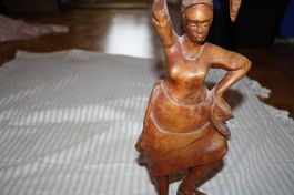 Statue en bois d'Afrique et décoration murale africaine