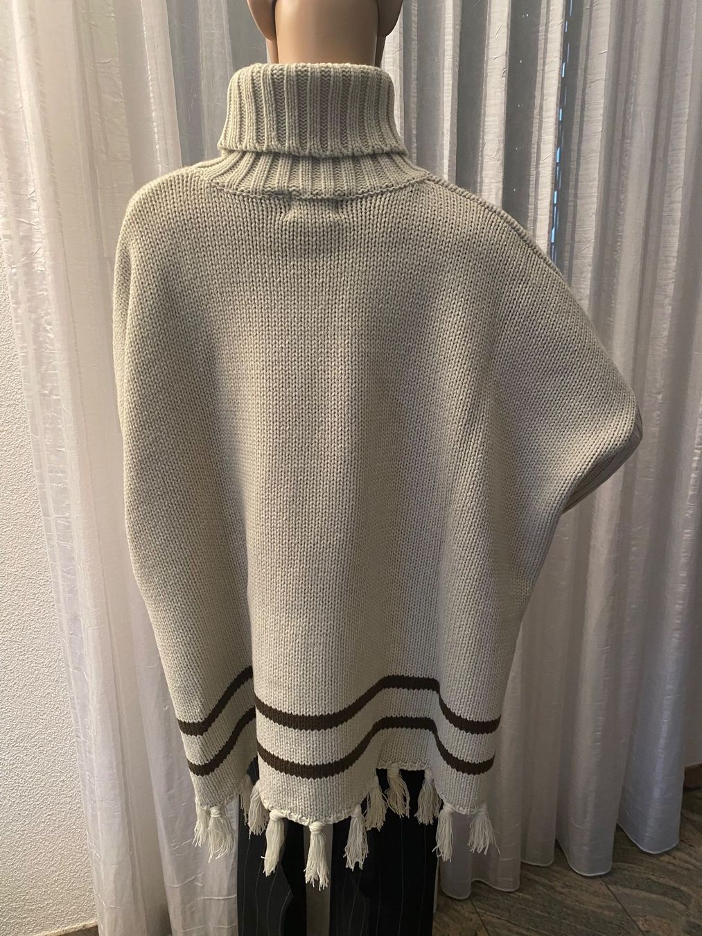 Maglioni & Felpe: perfekter Auftritt mit diesem Poncho-Pullover, 42/44 – Nuovo e nell'imballaggio originale da Winkel venduto da ferrari2022 1
